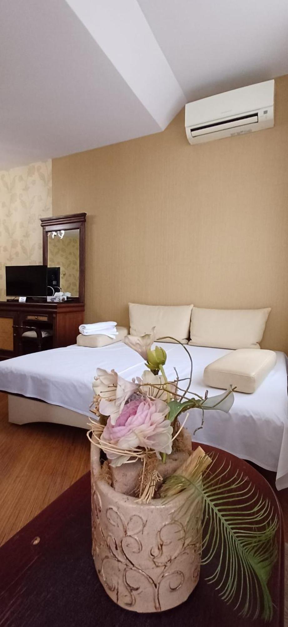 Acapulco Hotel Плоешти Экстерьер фото