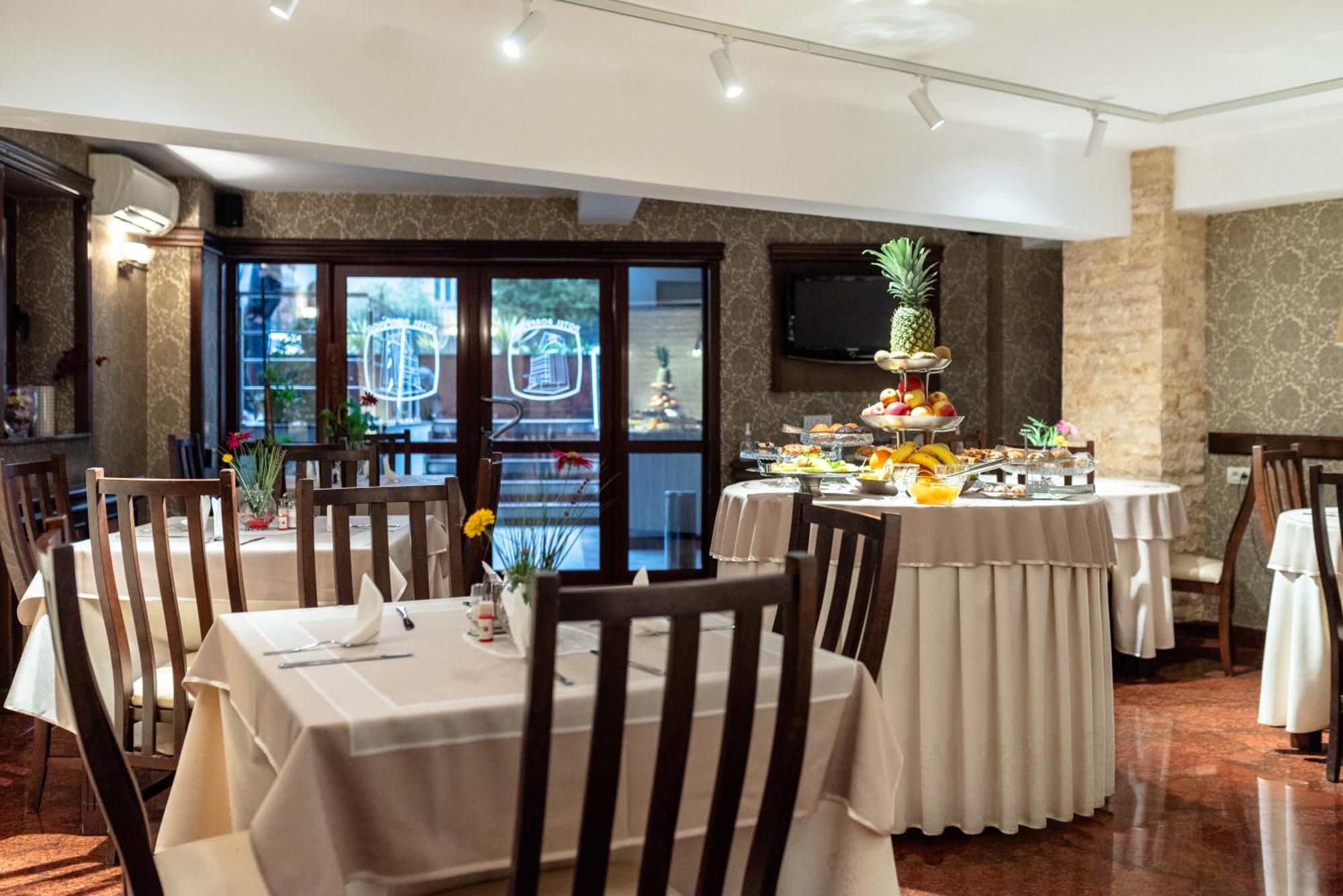Acapulco Hotel Плоешти Экстерьер фото