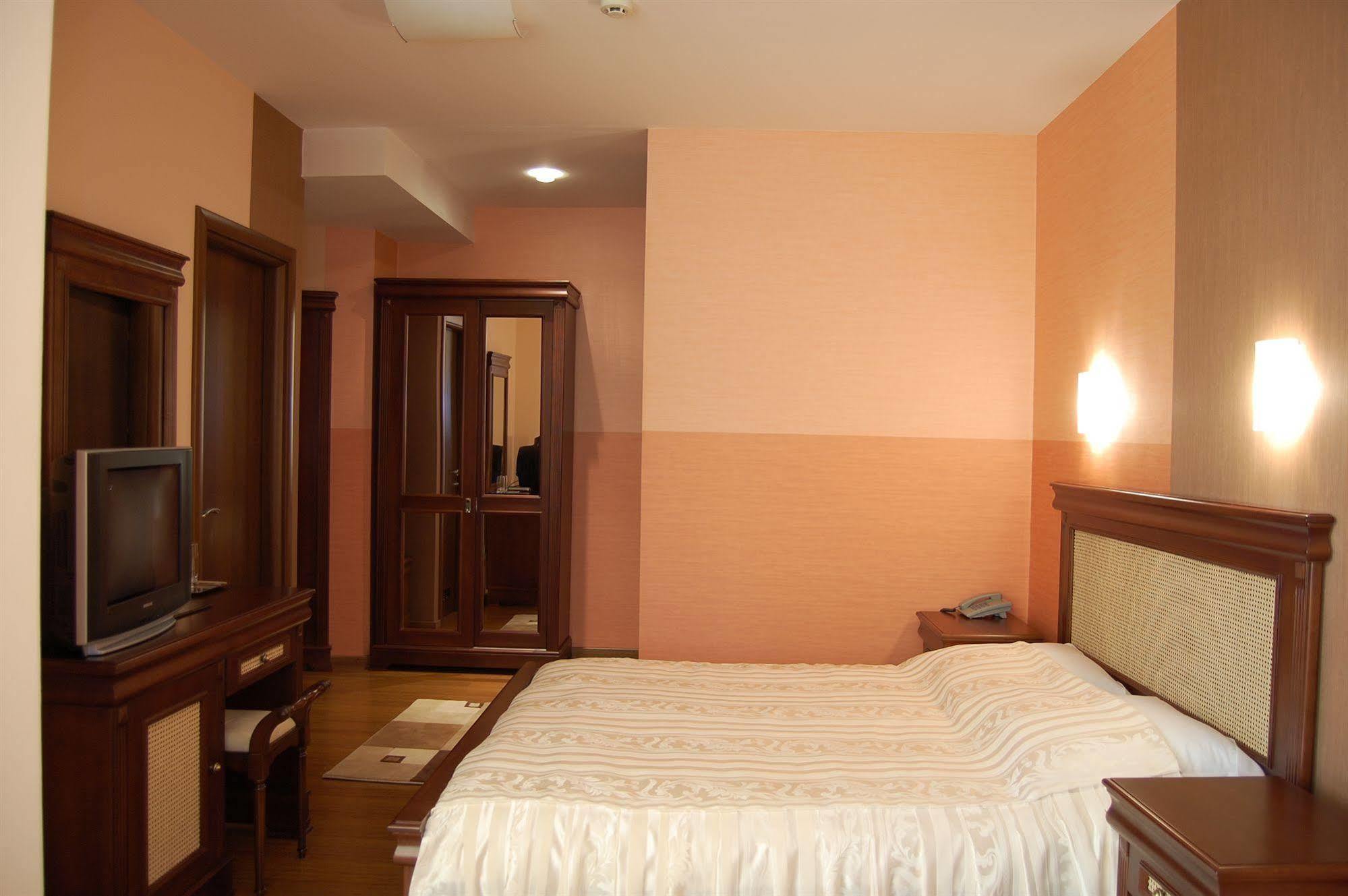 Acapulco Hotel Плоешти Экстерьер фото