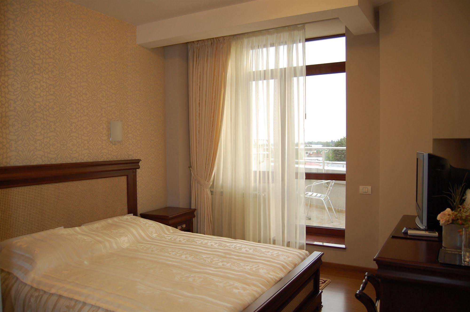 Acapulco Hotel Плоешти Экстерьер фото